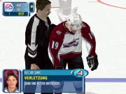 AUF WIEDERSEHEN  Verletzte Spieler werden vom Arzt aus dem Stadion geleitet.